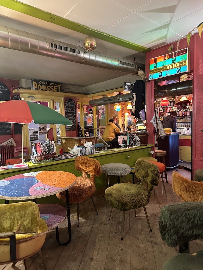 La salle colorée du bistro avec tables, fauteuils et comptoir