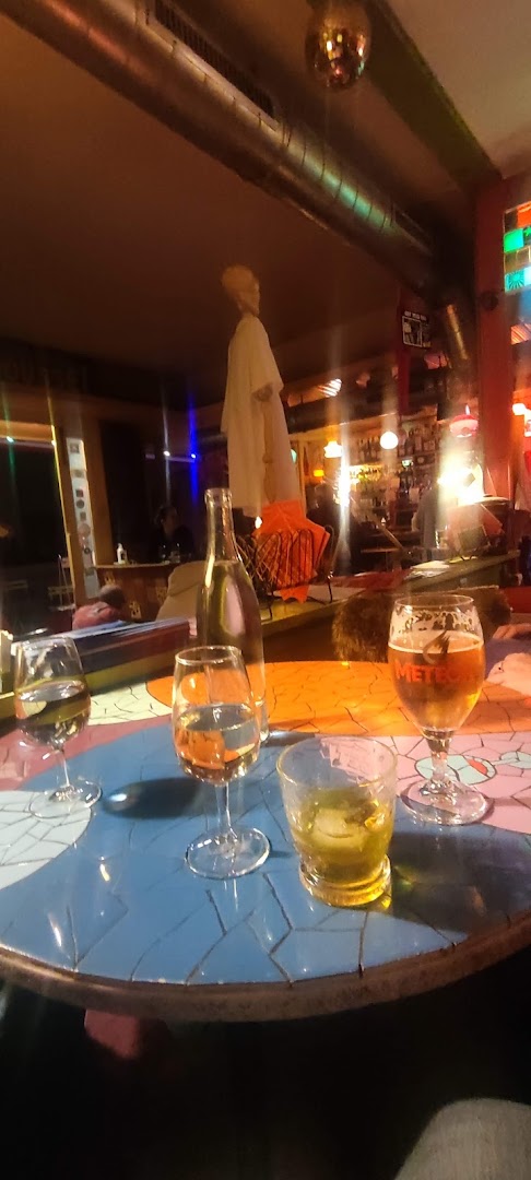 Une bouteille, une bière et un verre d’eau sur une table en mosaïque